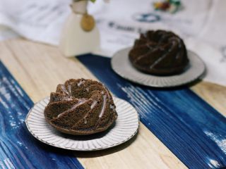 15、黑米旋风小蛋糕,浇在冷却的蛋糕上即可。