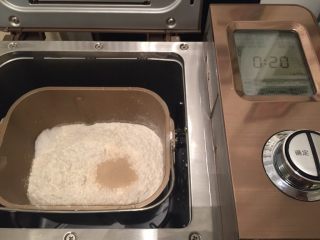 1、三股辫子面包,将除黄油以外的所有面包材料放入面包机内，启动和面程序，设置20分钟