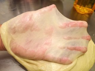 2、三股辫子面包,和面10分钟后检查面团，有厚膜后加入黄油，和面至能拉出不易破的手套膜