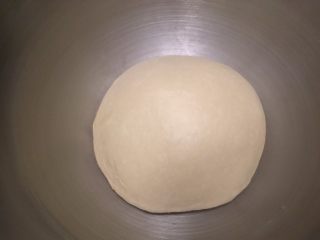 3、三股辫子面包,将面团搓圆放入盆内，盖上保鲜膜后进行一发