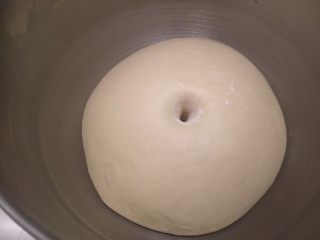 4、三股辫子面包,手沾面粉插入面团，不塌陷不回缩即发酵完成