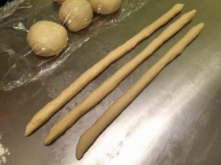 6、三股辫子面包,取3小份，分别搓成长条形