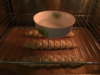 8、三股辫子面包,烤箱启动发酵功能，设置38度，时间50分钟