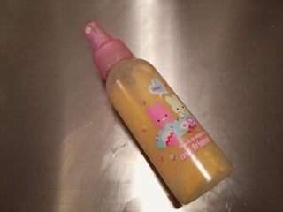 9、三股辫子面包,制作蛋黄液：蛋黄加入牛奶内，打散拌匀后过筛倒入喷壶内