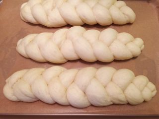 10、三股辫子面包,将发酵好的面团取出，烤箱预热170度