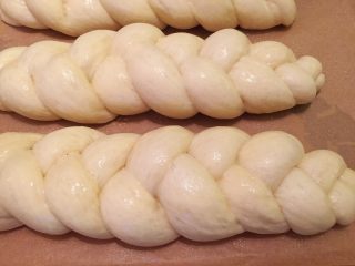 11、三股辫子面包,均匀地朝面包胚上喷洒蛋黄液