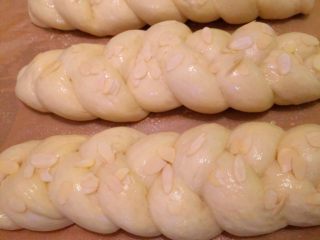 12、三股辫子面包,放上杏仁片装饰一下