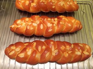 14、三股辫子面包,出炉马上放在晾架上放至手温后密封保存