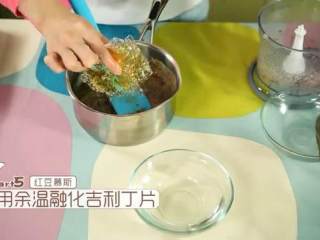 4、抹茶红豆卷,加入打碎的红豆，用刮刀搅拌均匀，直到红豆起沙，变成暗红色，再把已经泡软的吉利丁片放进去红豆糊里，用余温把吉利丁片融化