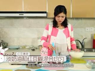 5、抹茶红豆卷,淡奶油用电动打蛋器打发至出现纹路马上消失的状态，然后倒一半到红豆糊里搅拌均匀，再倒回淡奶油的碗里翻拌均匀