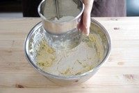 5、法式杏仁焦糖脆饼,筛入低筋粉。一次性筛入，不用分几次。