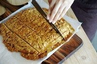 16、法式杏仁焦糖脆饼,出炉后稍微晾凉。在还有些热度时切小块。