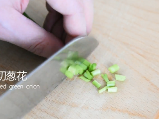 1、西兰花这样做健康又美味,减肥抗癌两不误!,切葱花、姜切末备用