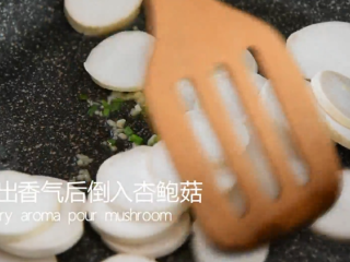 11、西兰花这样做健康又美味,减肥抗癌两不误!,炒出香气后倒入杏鲍菇