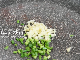 10、西兰花这样做健康又美味,减肥抗癌两不误!,热油锅倒入葱姜爆香