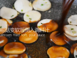 12、西兰花这样做健康又美味,减肥抗癌两不误!,杏鲍菇变软后倒入调料汁