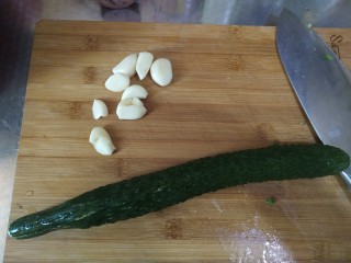 1、蒜泥黄瓜(加了很多料),准备食材
