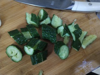 2、蒜泥黄瓜(加了很多料),黄瓜先拍一下再切段