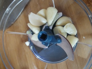 3、蒜泥黄瓜(加了很多料),把剥好的蒜放入料理机