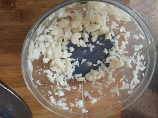 4、蒜泥黄瓜(加了很多料),打成颗粒较大的蒜末