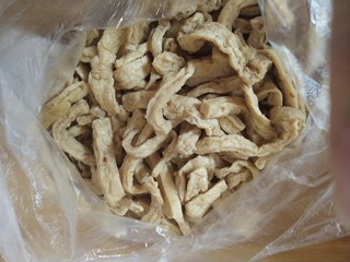 6、蒜泥黄瓜(加了很多料),把黄瓜，蒜，扒糕，鸡汁豆腐放在一个大一些的盆里，方便搅拌