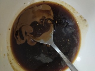 7、蒜泥黄瓜(加了很多料),生抽，醋，蚝油，麻酱，白胡椒粉，椒盐，盐混合搅拌均匀，放麻酱后汤汁会比较浓稠可以挂在食材上，味道超棒