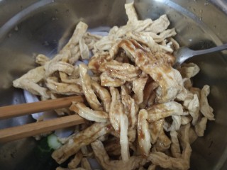 8、蒜泥黄瓜(加了很多料),把酱汁倒入食材内