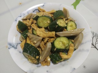 9、蒜泥黄瓜(加了很多料),搅拌均匀就可以装盘了