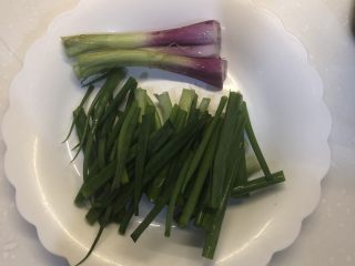 1、葱油拌面,将葱洗净晾干，之后切成3段，注意葱根部要保留出来。