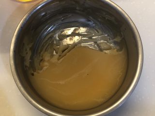 2、葱油拌面,准备好猪油，如果没有可以在热油的时候同时放下一小块猪油一起炸