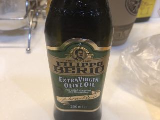 3、葱油拌面,橄榄油在锅热时可以下