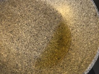 5、葱油拌面,开中火，然后加入橄榄油和花生油