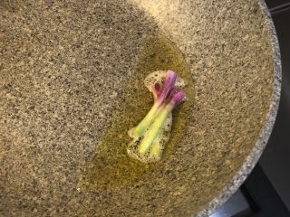 6、葱油拌面,等油温热了以后首先放入切好的葱根部，中火炸大概30秒