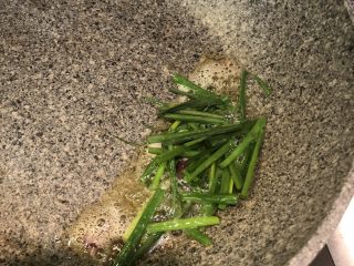 7、葱油拌面,随后将剩余的葱段放入，改小火慢慢的炸