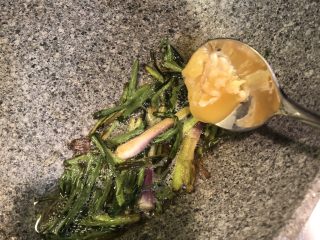 8、葱油拌面,在看到葱段开始变色了就可以加入已经炸好的猪油（如果没有猪油，可以在一开始放油的时候就放上一小块肥猪肉）