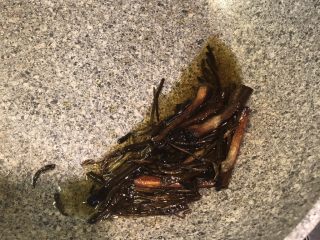 9、葱油拌面,炸至葱段成黑色变完成