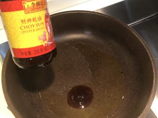 11、葱油拌面,改中火放入蚝油