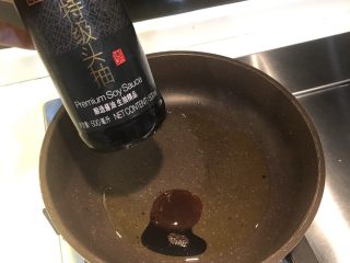 12、葱油拌面,放入老抽