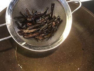 10、葱油拌面,隔出炸好的葱，留着备用