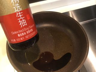 13、葱油拌面,放入生抽