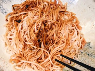 17、葱油拌面,盛出面，伴上葱油面酱，葱油面就完成了