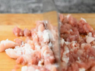 1、叫它藕饼其实不准确，因为真的是肉比较多,猪肉剁成肉糜，备用。