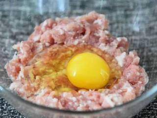 3、叫它藕饼其实不准确，因为真的是肉比较多,往肉糜里打入一个鸡蛋。