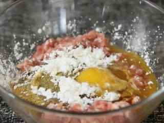 4、叫它藕饼其实不准确，因为真的是肉比较多,倒入盐、胡椒粉、料酒、生抽、淀粉搅拌均匀。