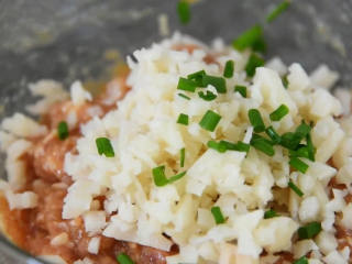 5、叫它藕饼其实不准确，因为真的是肉比较多,再倒入莲藕末和葱。