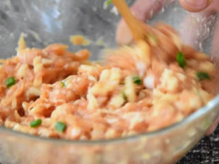 6、叫它藕饼其实不准确，因为真的是肉比较多,顺时针搅拌上劲。