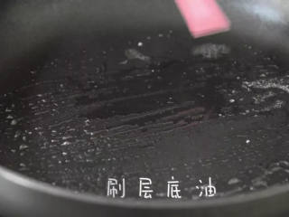 7、叫它藕饼其实不准确，因为真的是肉比较多,锅里刷一层底油。