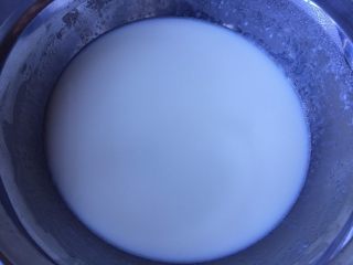 1、缤纷水果奶油蛋糕,纯奶和玉米油混合，用手抽打至完全融合看不见油点，有点稠