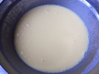 2、缤纷水果奶油蛋糕,逐个加入蛋黄，用手抽搅拌均匀，稀糊状，可以很自然地流动