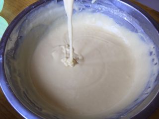 3、缤纷水果奶油蛋糕,筛入面粉，用手抽不规则的搅拌，搅拌均匀至没有颗粒，做成浓稠的有光泽的蛋黄糊（待用）